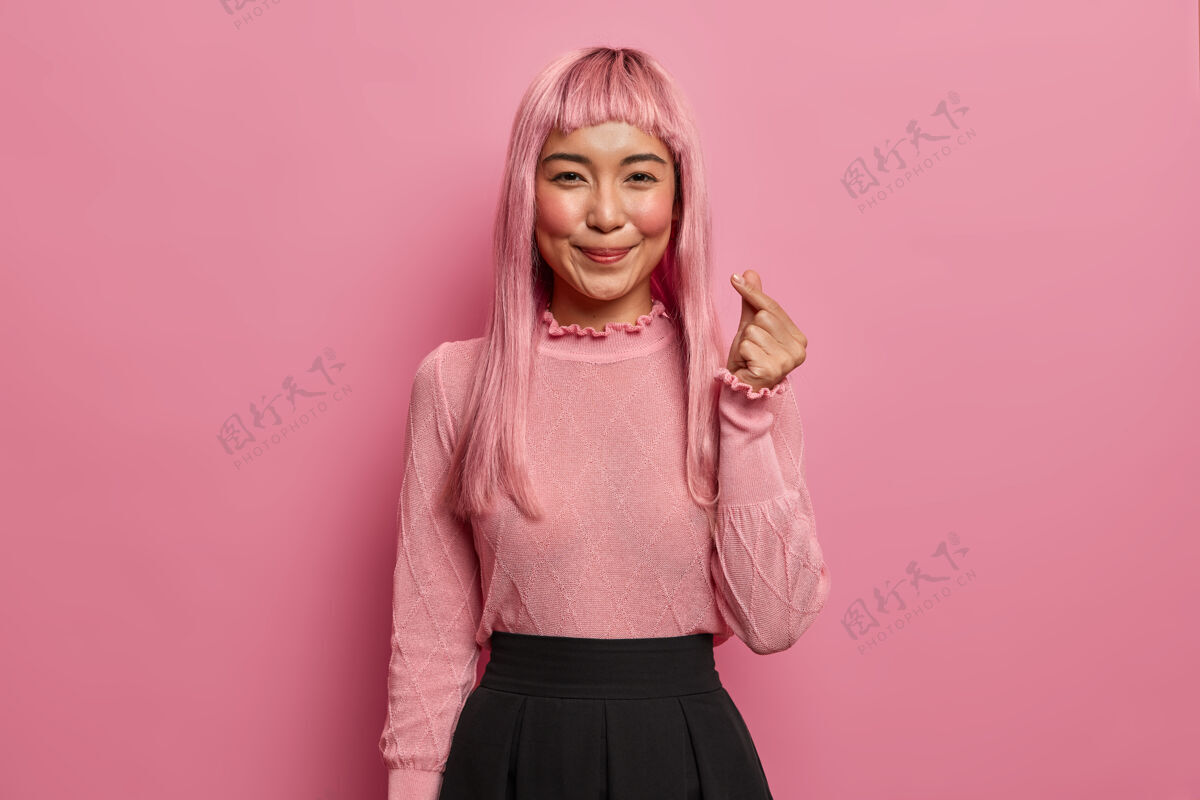 沟通漂亮的女生做韩国人的爱情象征 积极微笑 表达爱与关怀女性欢呼粉色假发