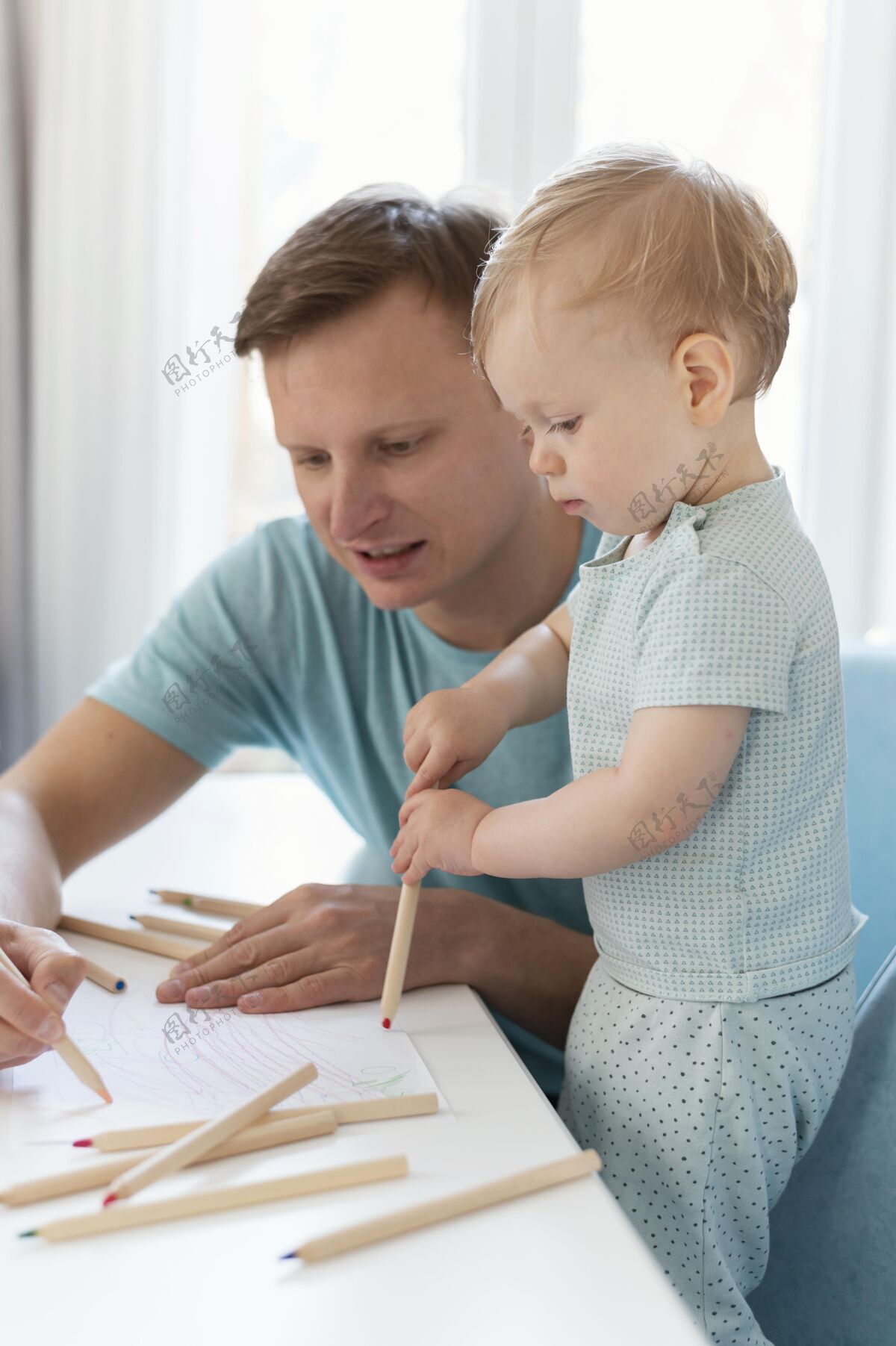 室内中枪父亲和孩子一起画画家庭男人房子