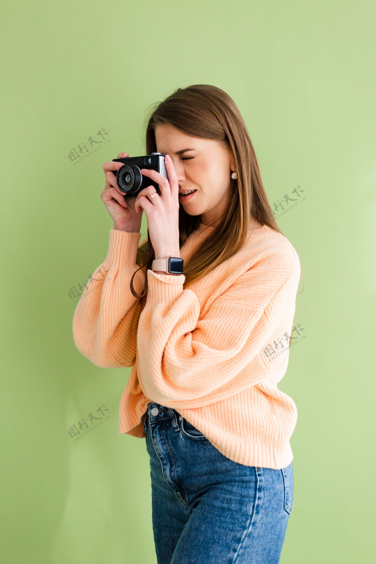 设备漂亮的欧洲女人手里拿着相机 积极的笑着开心夏天女性年轻
