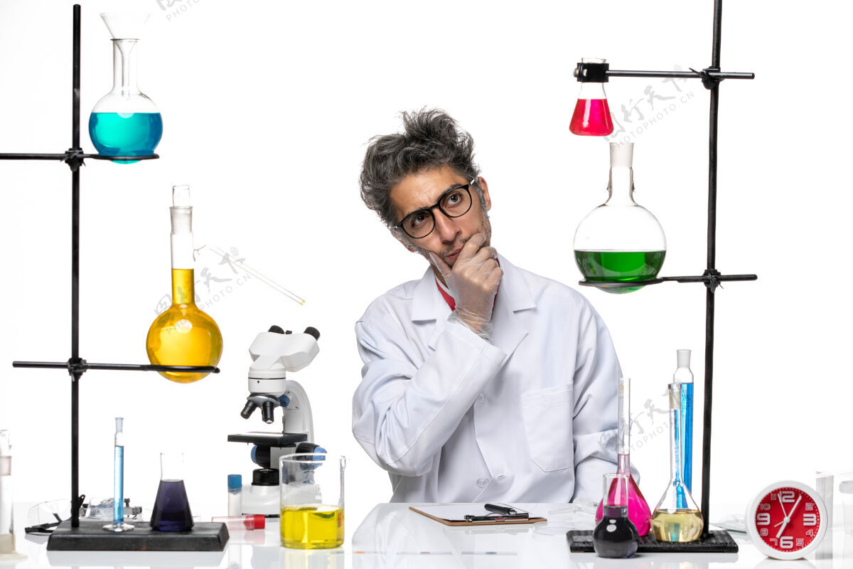 实验正面图中年化学家穿着白色医疗服坐着思考解决方案坐姿化学医学