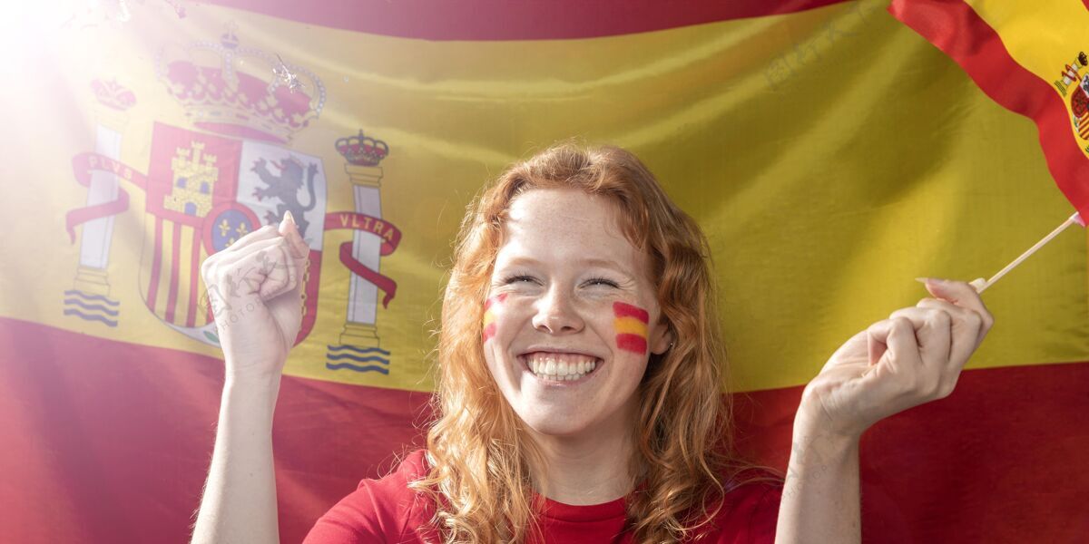 女子微笑的女人举着西班牙国旗水平足球比赛足球比赛