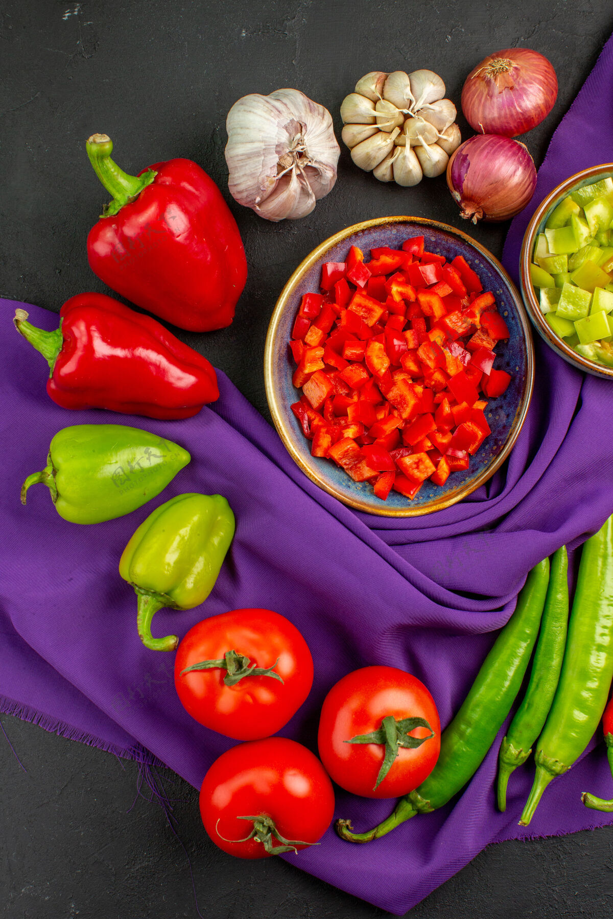 青豆顶视图新鲜蔬菜加胡椒和大蒜放在深色的桌子上沙拉成熟的餐色深色健康番茄