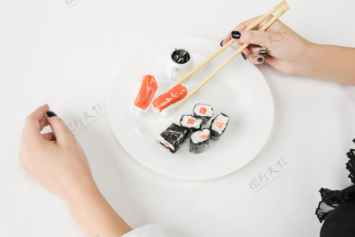 产品塑料寿司女性手特写 生态概念 失去有机世界营养高加索晚餐