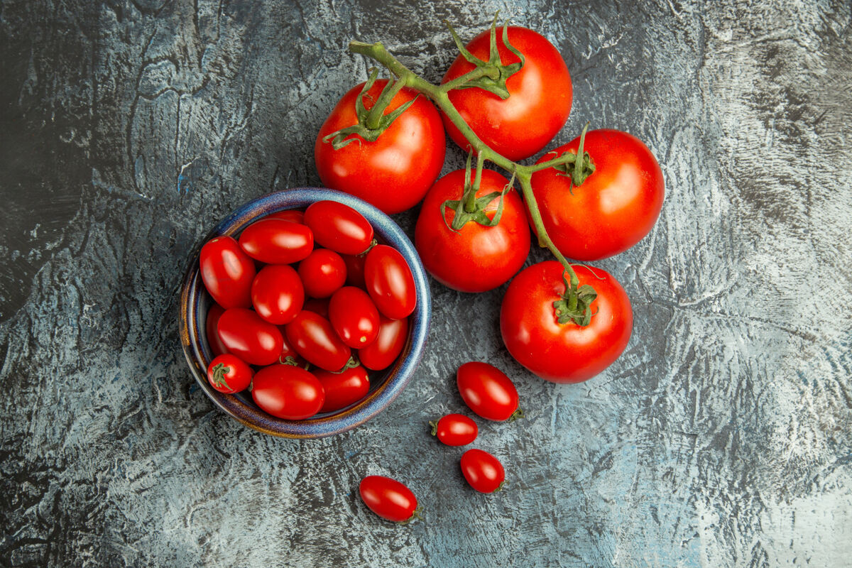 西红柿顶视图新鲜的红色西红柿放在深色浅色桌上深色沙拉健康深色配料素食