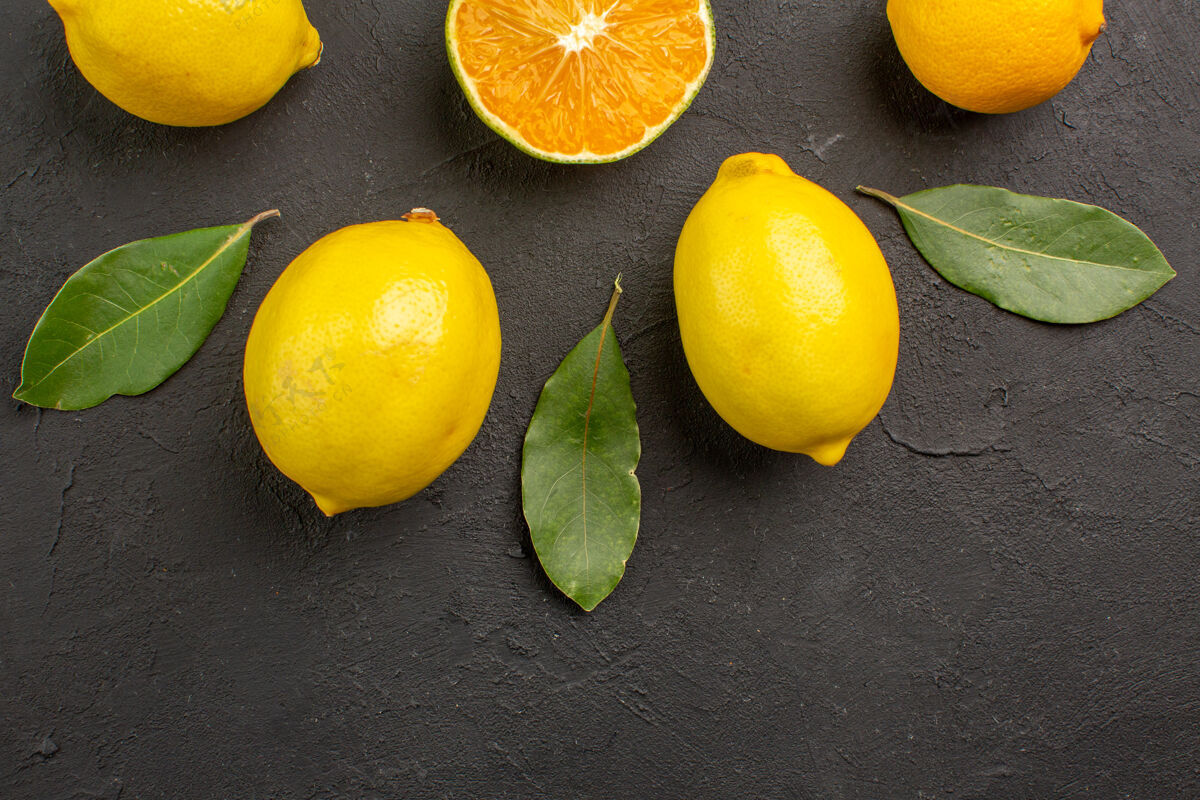 柑橘顶视图新鲜的酸柠檬排在深色的桌子上 橘黄色的水果黄色水果柠檬