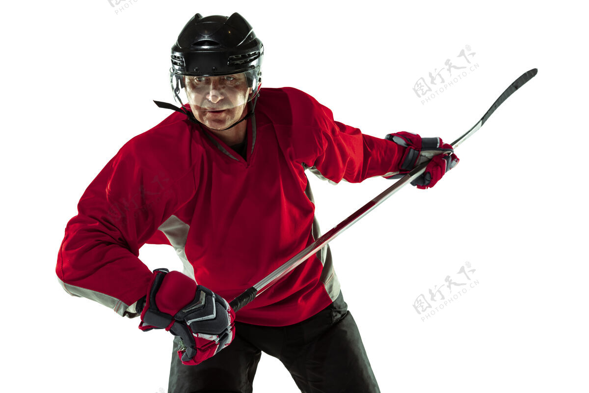 运动员冰球场上有棍子和白色背景的男性冰球运动员男性动作年轻