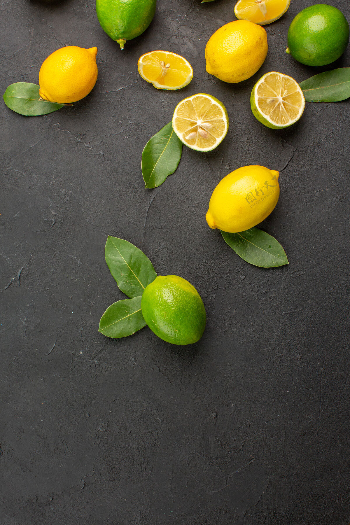 柑橘顶视图新鲜柠檬酸水果深色餐桌柑橘酸橙水果柠檬酸橙食物