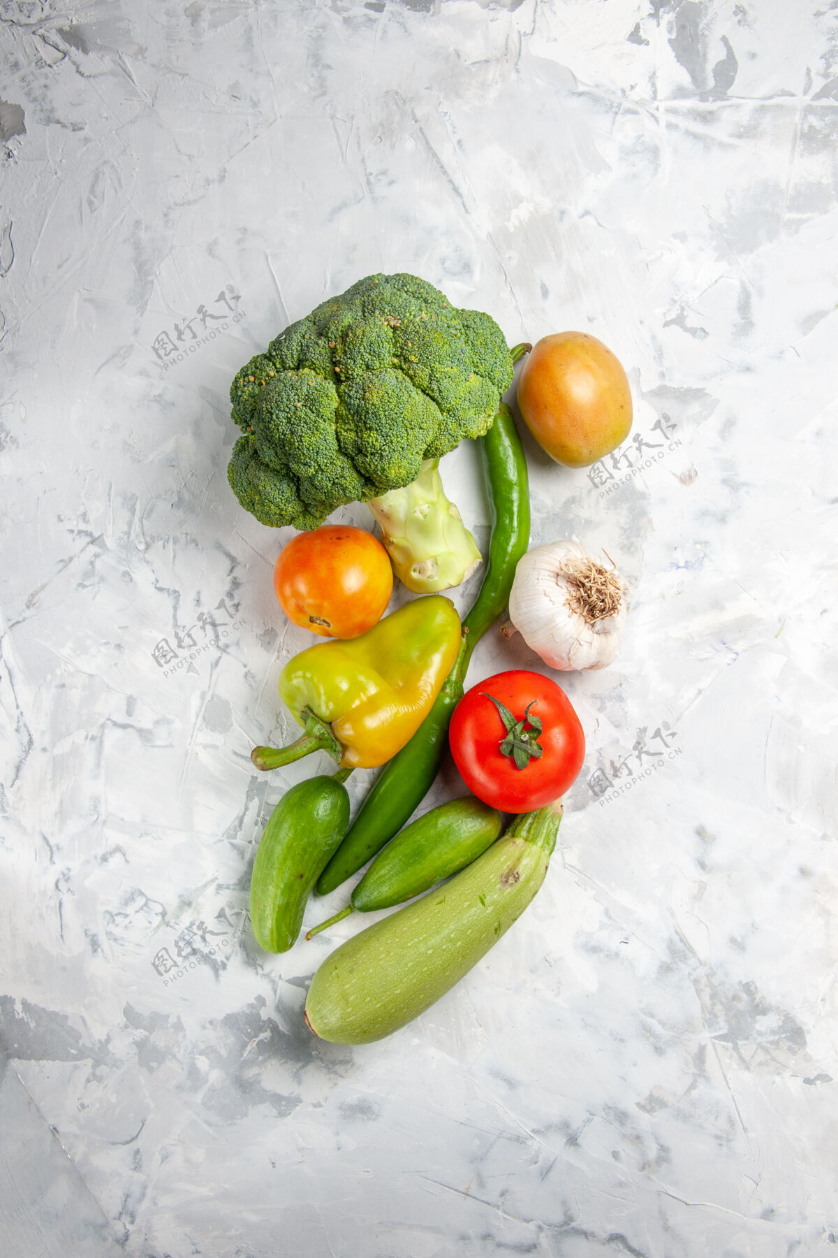 食物顶看新鲜西兰花配蔬菜上白桌沙拉成熟健康饮食新鲜西兰花蔬菜健康