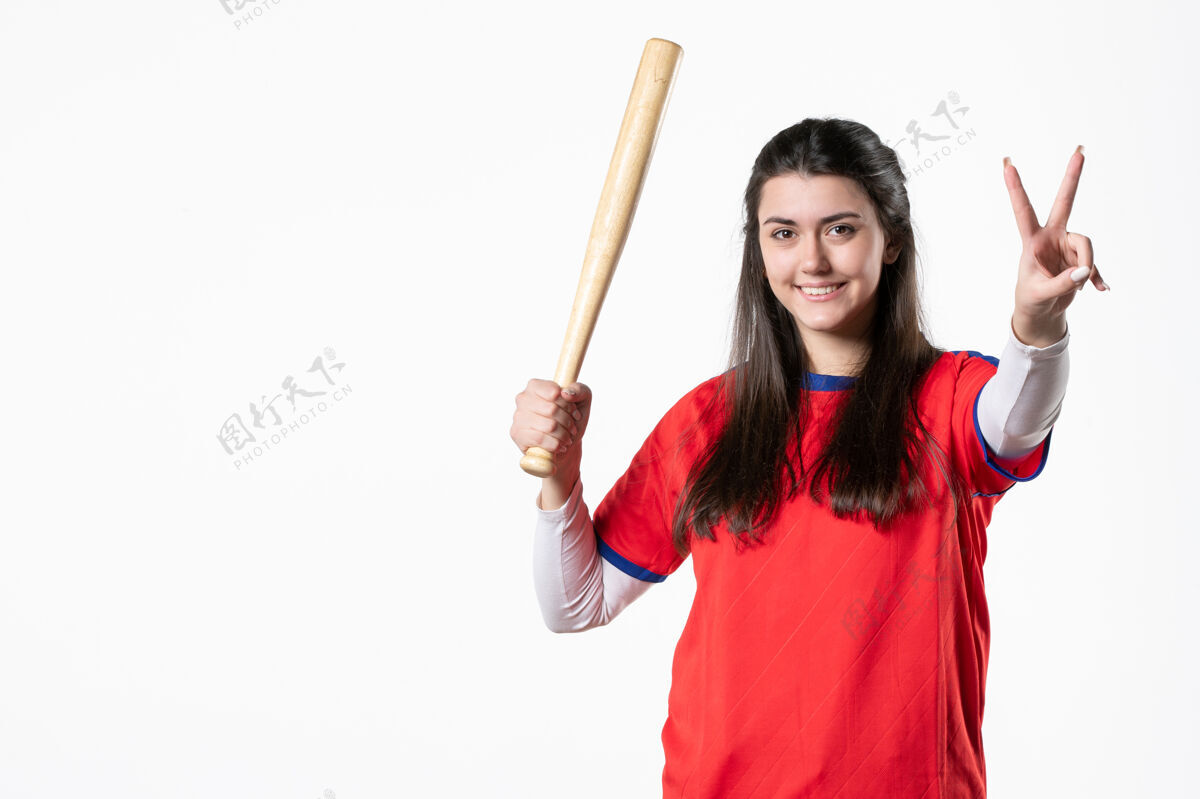 成人前视图：带棒球棒的女运动员微笑肖像棒球
