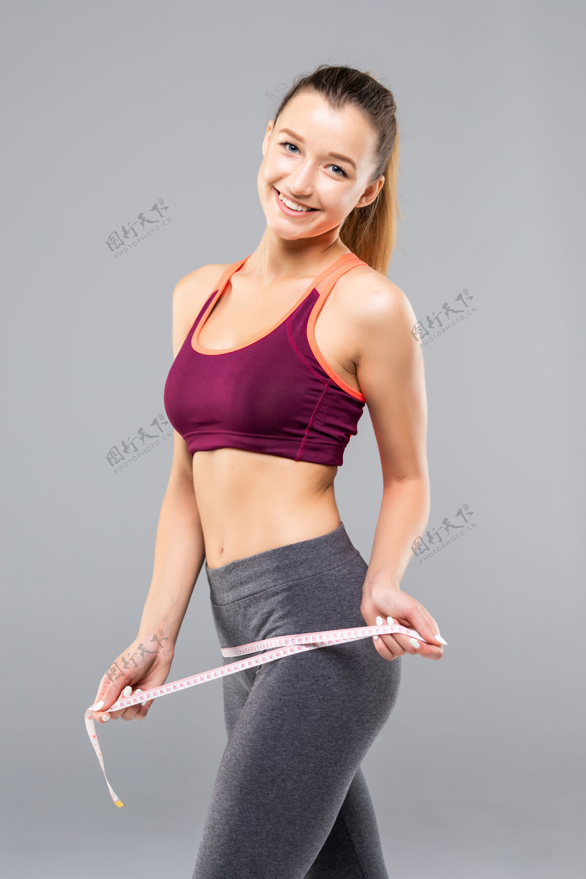 脂肪团用卷尺把苗条晒黑了的女人的身体体重运动减肥
