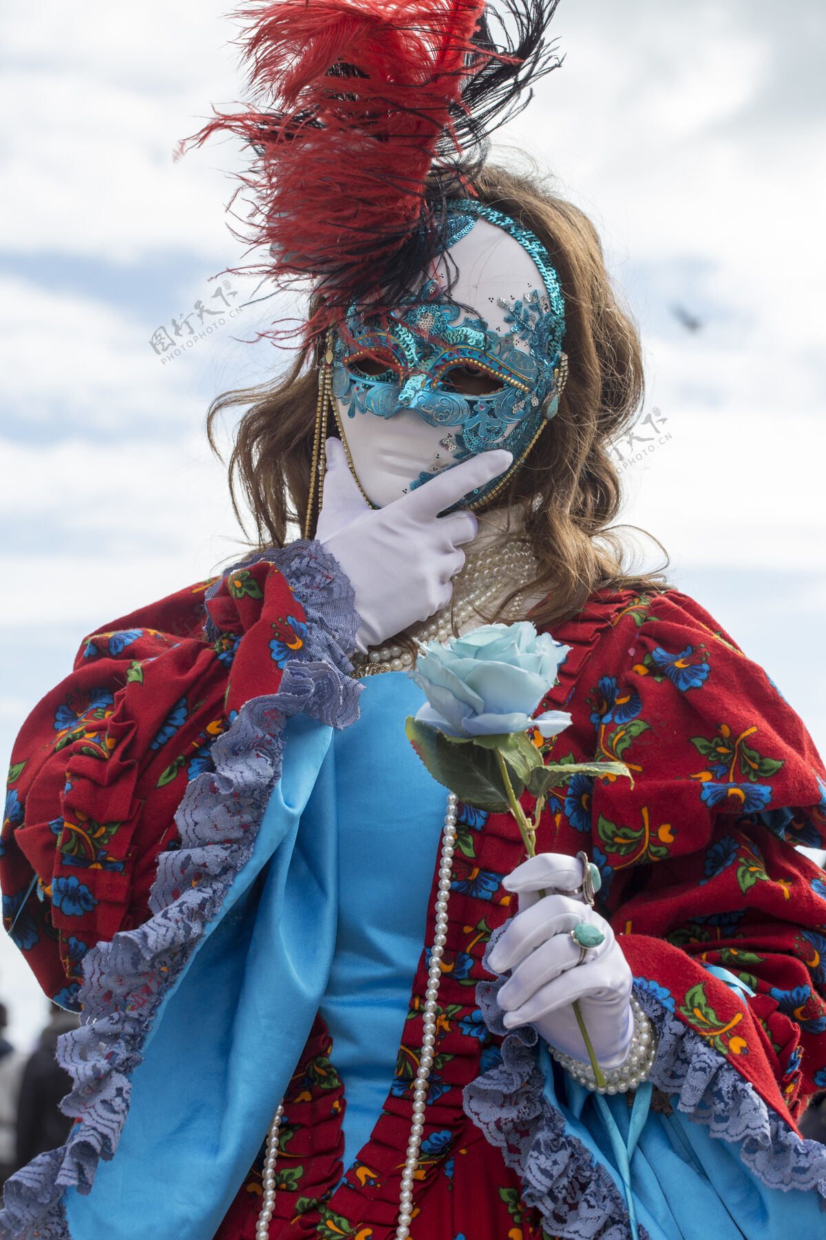 意大利语在举世闻名的嘉年华期间 身着传统威尼斯面具的女性表演脸幻想