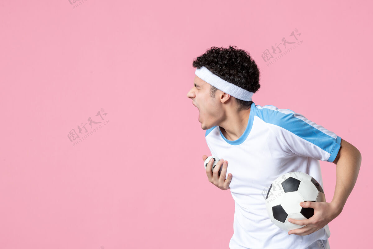 棒球前视图穿着运动服的足球运动员拿着球球场足球运动员球员