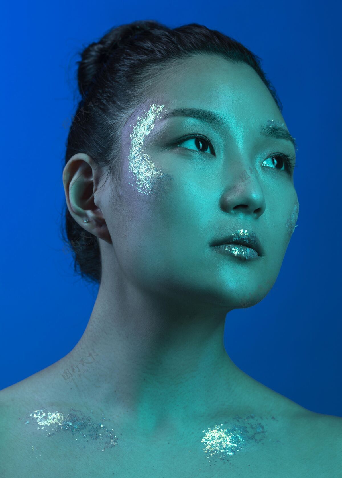 年轻专业化妆的亚洲年轻女性肖像化妆女人表情
