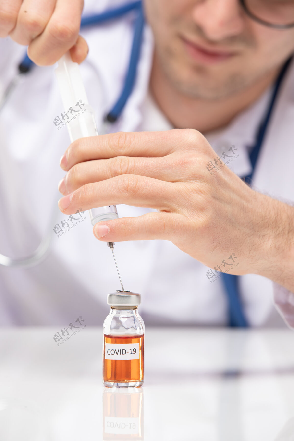 疫苗正面图身着医疗服的男医生正在注射冠状病毒疫苗注射人医学