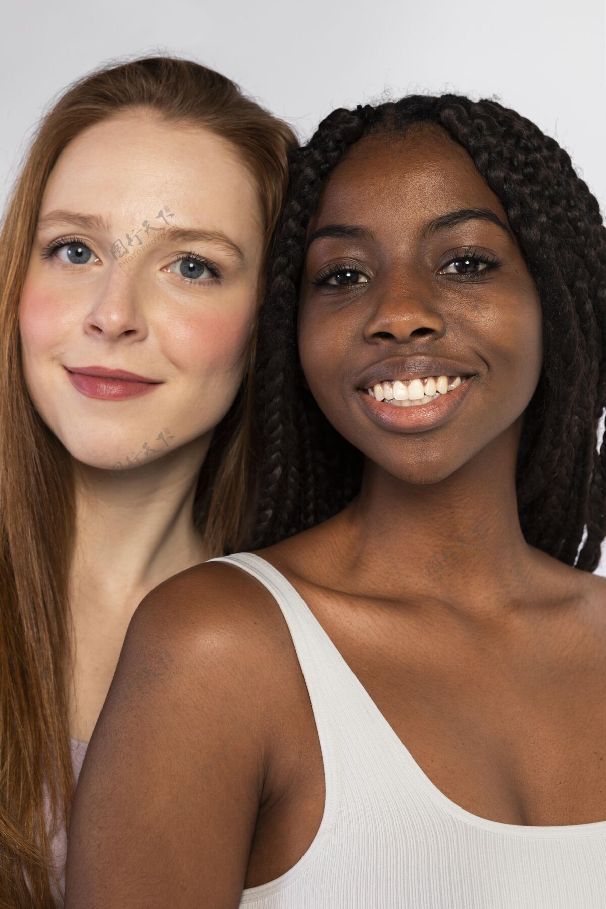 美丽非裔美国人和红发女人的画像女性化红发健康