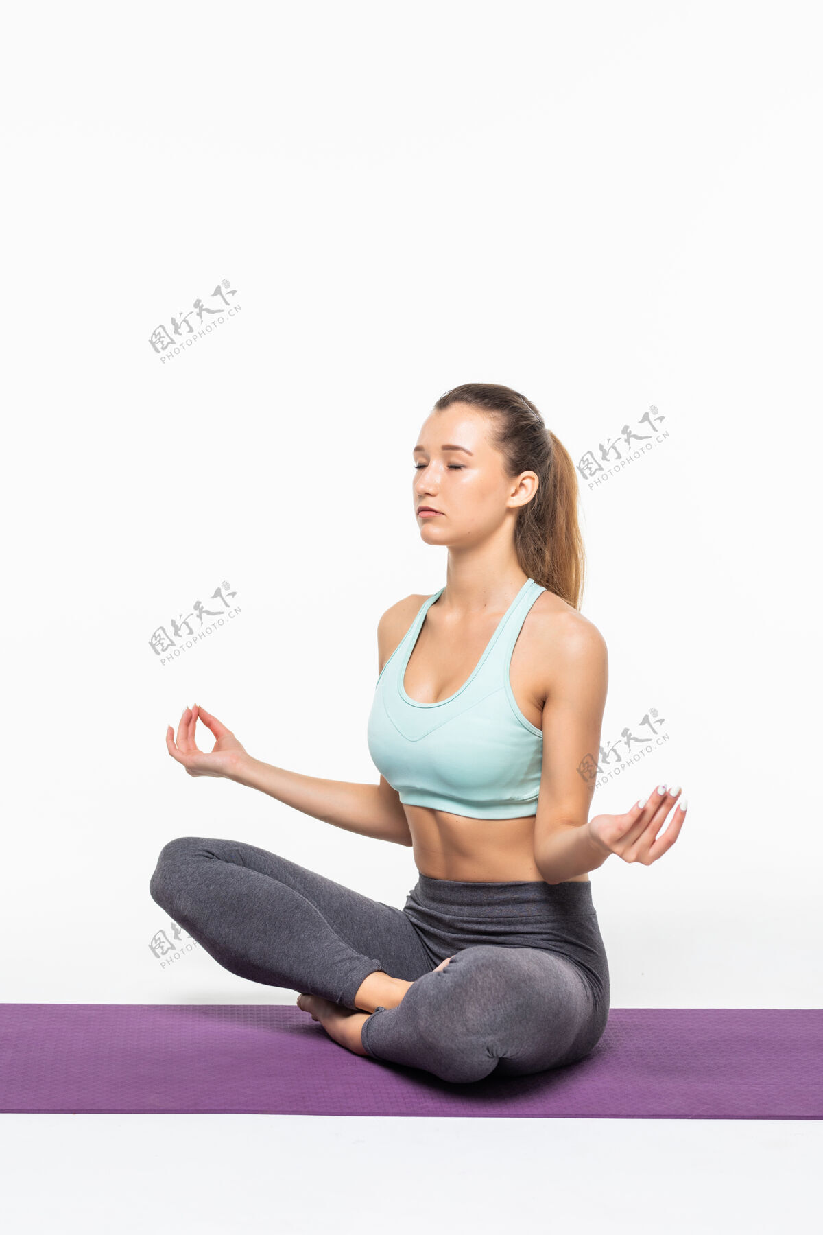 健康安静漂亮的女人做瑜伽练习休息坐着美丽