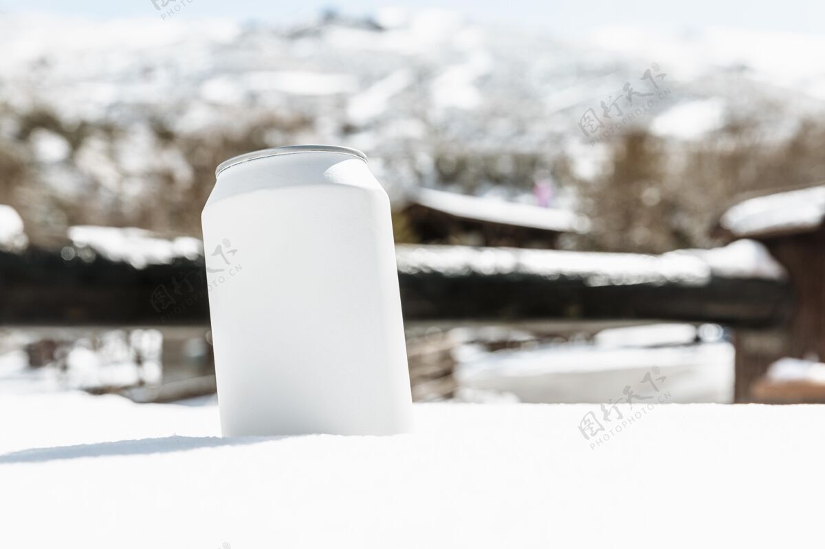 苏打罐户外汽水罐的布置水平下雪霜冻