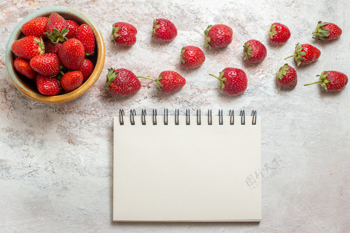 食物顶视图白色桌上新鲜的红色草莓红色新鲜水果顶部多汁笔记本