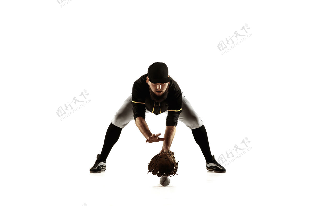 人棒球运动员 穿着黑色制服的投手 在白色背景下练习和训练运动运动员制服