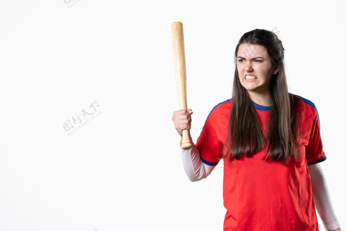 成人正面图愤怒的女球员拿着棒球棒肖像球员快乐