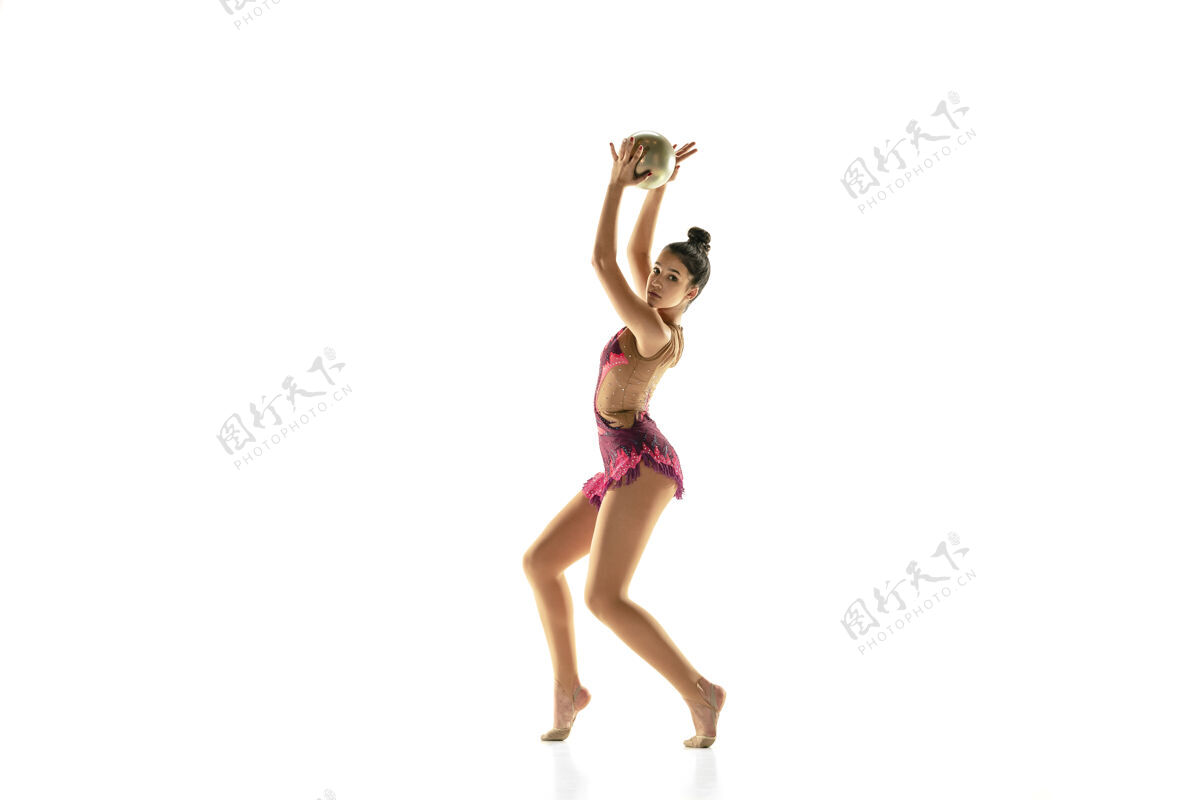 比赛年轻柔韧的女孩孤立在白色的背景下十几岁的女模特作为一个艺术体操艺术家练习设备紧身衣微笑运动