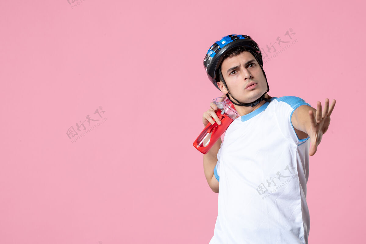 赛车正面图穿着运动服的男运动员戴着头盔和一瓶水头盔粉红色微笑