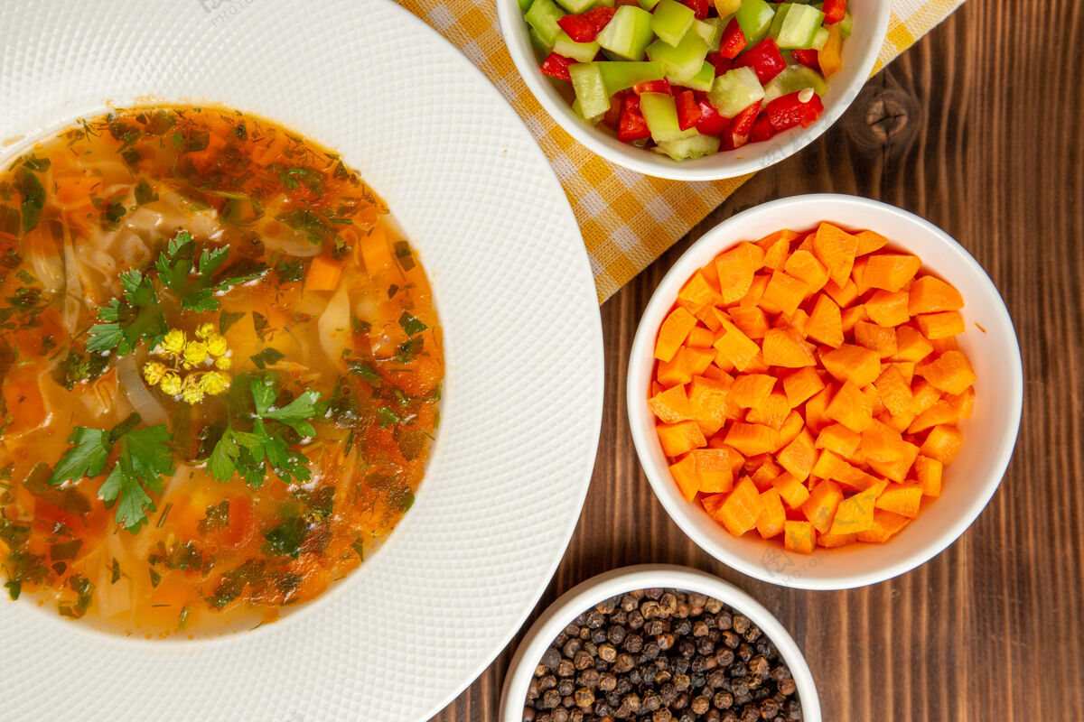 胡椒俯瞰美味的蔬菜汤与调味品在棕色的木制桌子上汤食品蔬菜调味品餐晚餐蔬菜餐