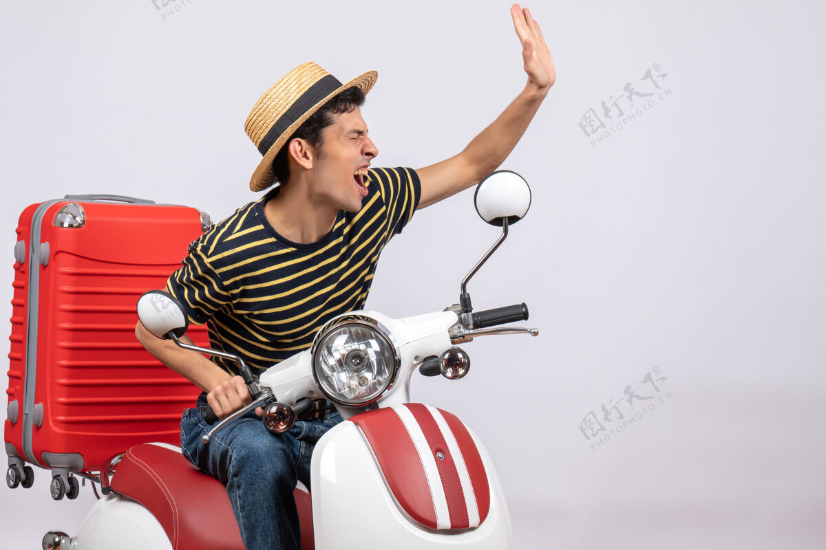 车辆正前方 一个戴着草帽的年轻人兴高采烈地骑着轻便摩托车向某人打招呼稻草积极高尔夫