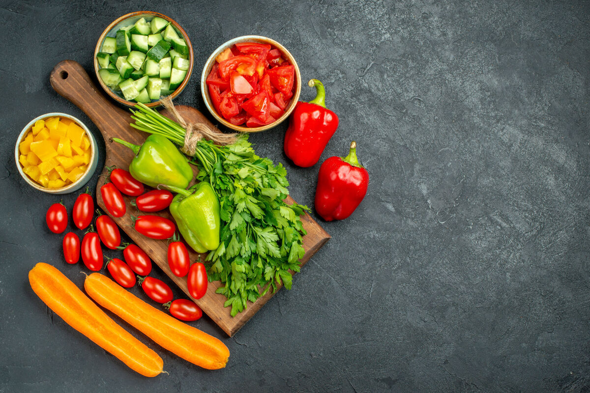 素食顶视图与蔬菜盘架和附近它和自由的地方为您的文本在深灰色的背景新鲜胡椒农产品