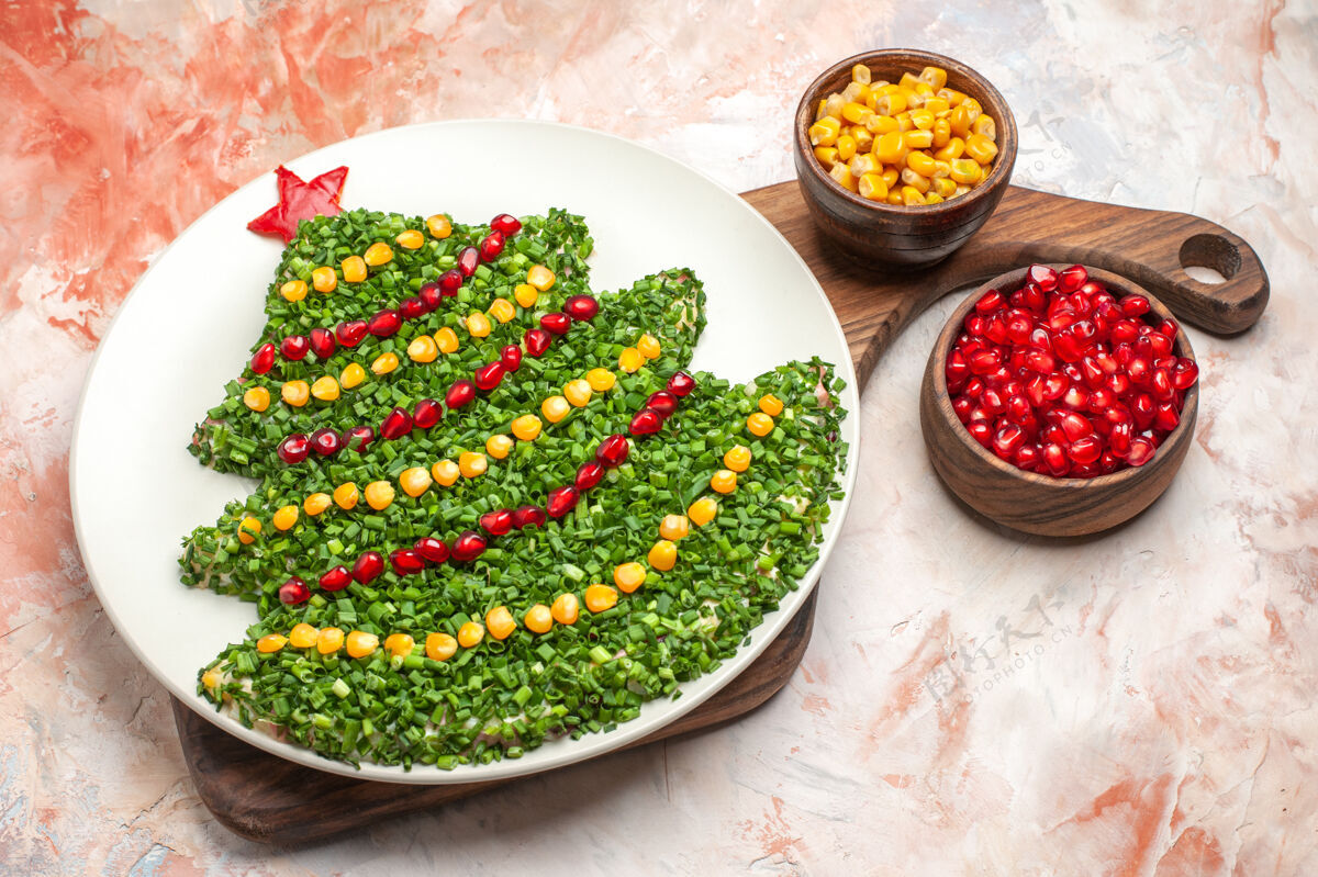 食物顶视图美味的节日沙拉在新年树形状的灯光背景新的水果形状