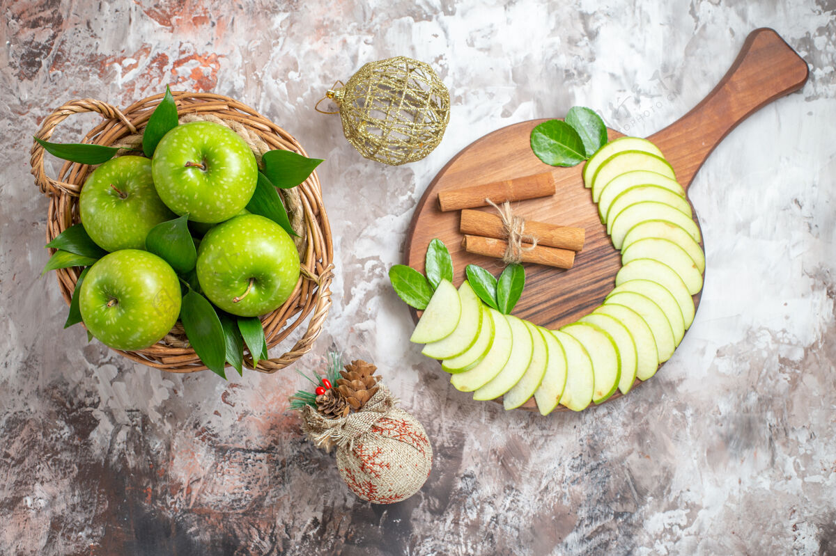 柑橘顶视图美味的绿色苹果与切片水果在轻地板上多汁水果食物