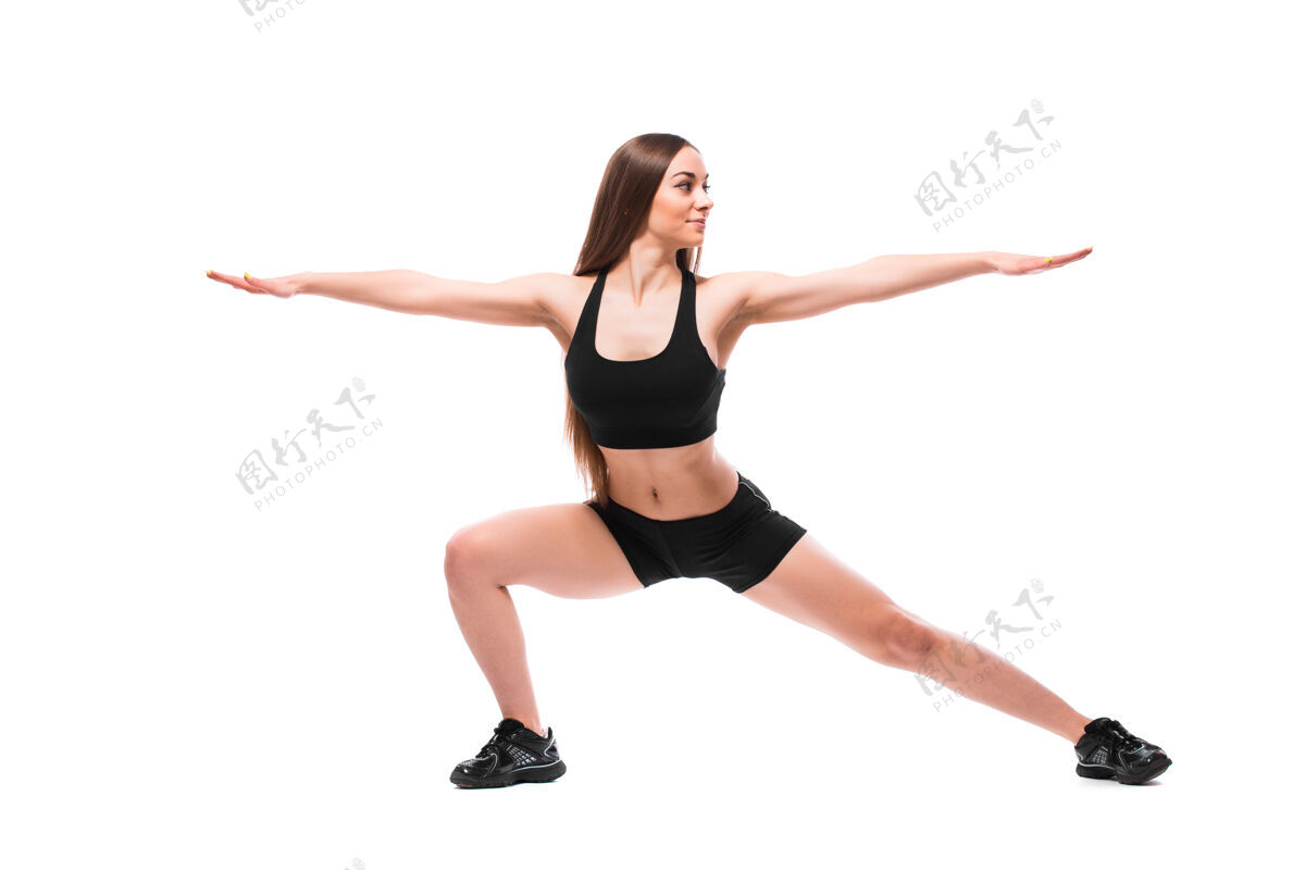女孩运动型健康女性的肖像 穿着运动服锻炼身体 在白色背景上单独做运动瑜伽女人美容