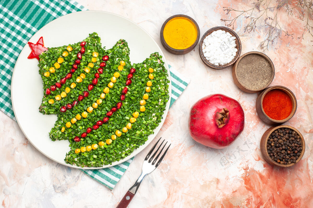 形状顶视图美味的蔬菜沙拉在新年树形状与调味品在一个轻背景水果午餐美食