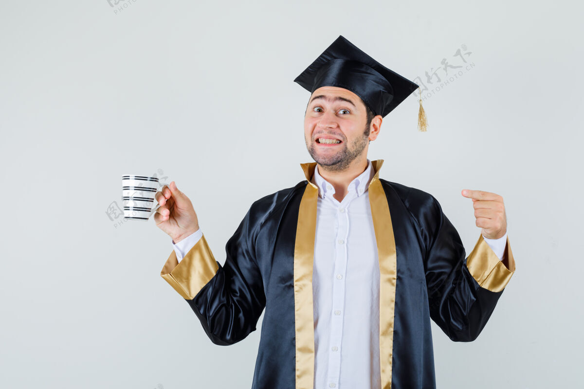 前面一个穿着毕业制服的年轻人指着咖啡杯 看上去很开心 正对着窗外看帅哥站成功