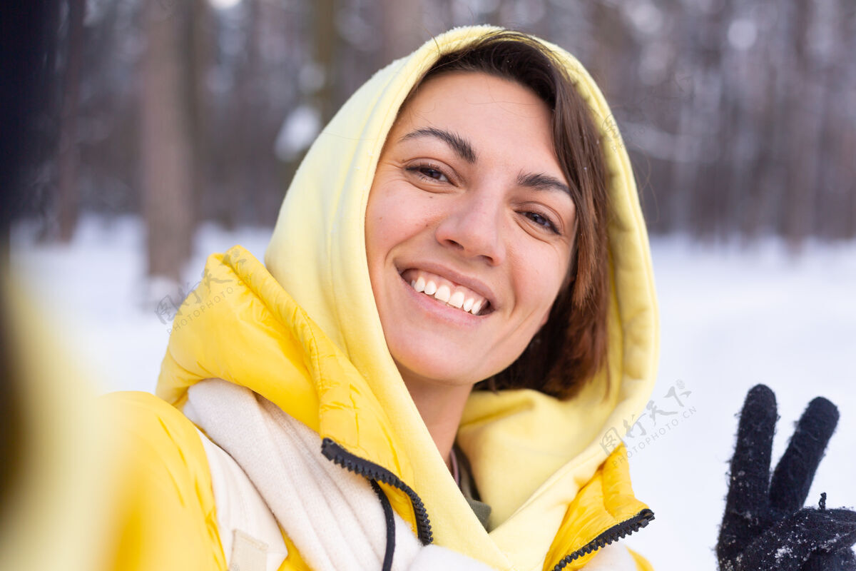 自然年轻美丽快乐开朗的女子在冬季森林视频博客 自拍照片雪森林女人