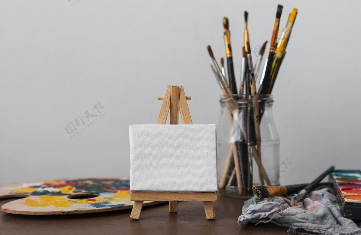 调色板桌上的艺术家道具收藏画笔艺术特写