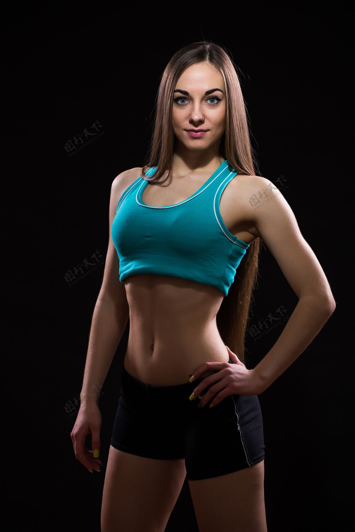 身体黑色背景上的健身模特身体特写照片人健身房健康