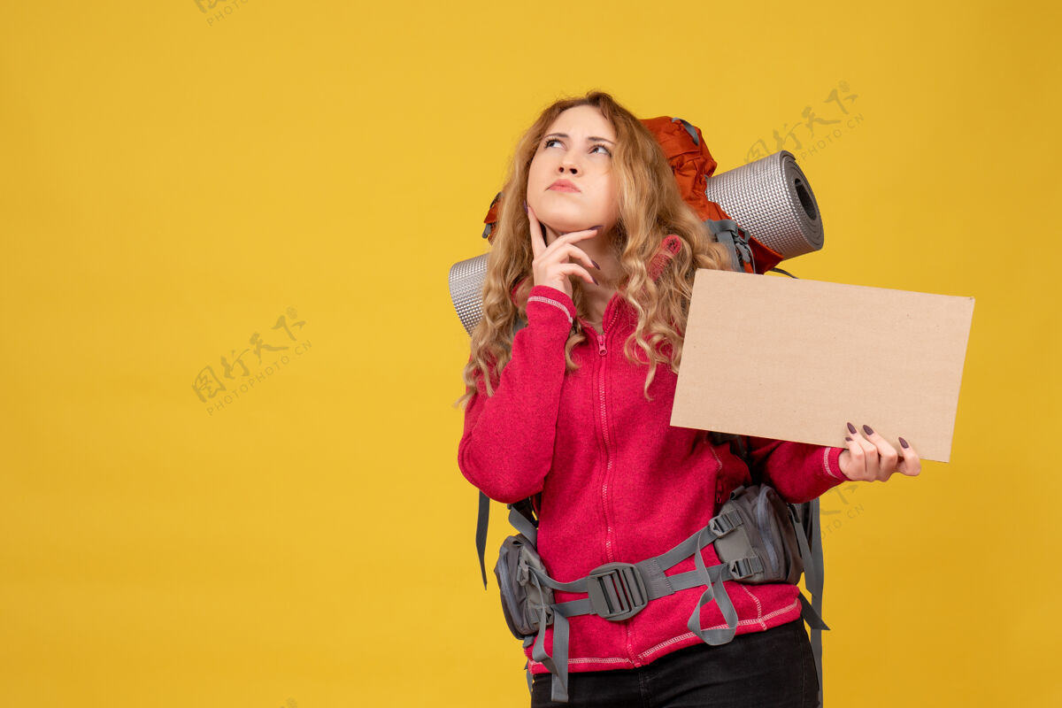 设备俯视图 年轻的旅行女孩站在那里收行李手吹风机立场行李