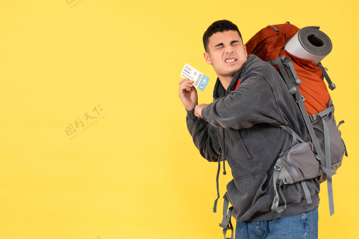 成人正面图激动的旅行者拿着红色背包拿着票人物站立手持