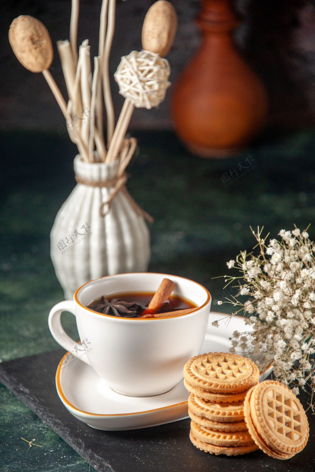 咖啡因眼前一杯茶 甜甜饼干放在黑暗的表面面包饮料仪式杯甜甜蛋糕彩色照片糖早晨早餐颜色茶杯