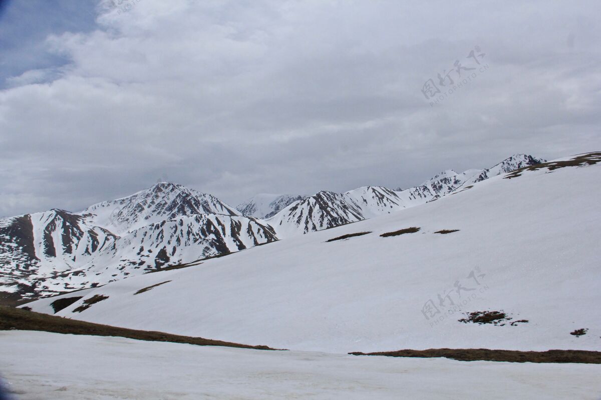 山多云的天空下 高高的落基山脉白雪皑皑的美丽景色天气美丽冰