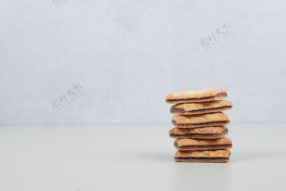 糕点灰色表面上的一堆甜饼干堆栈好吃面包店