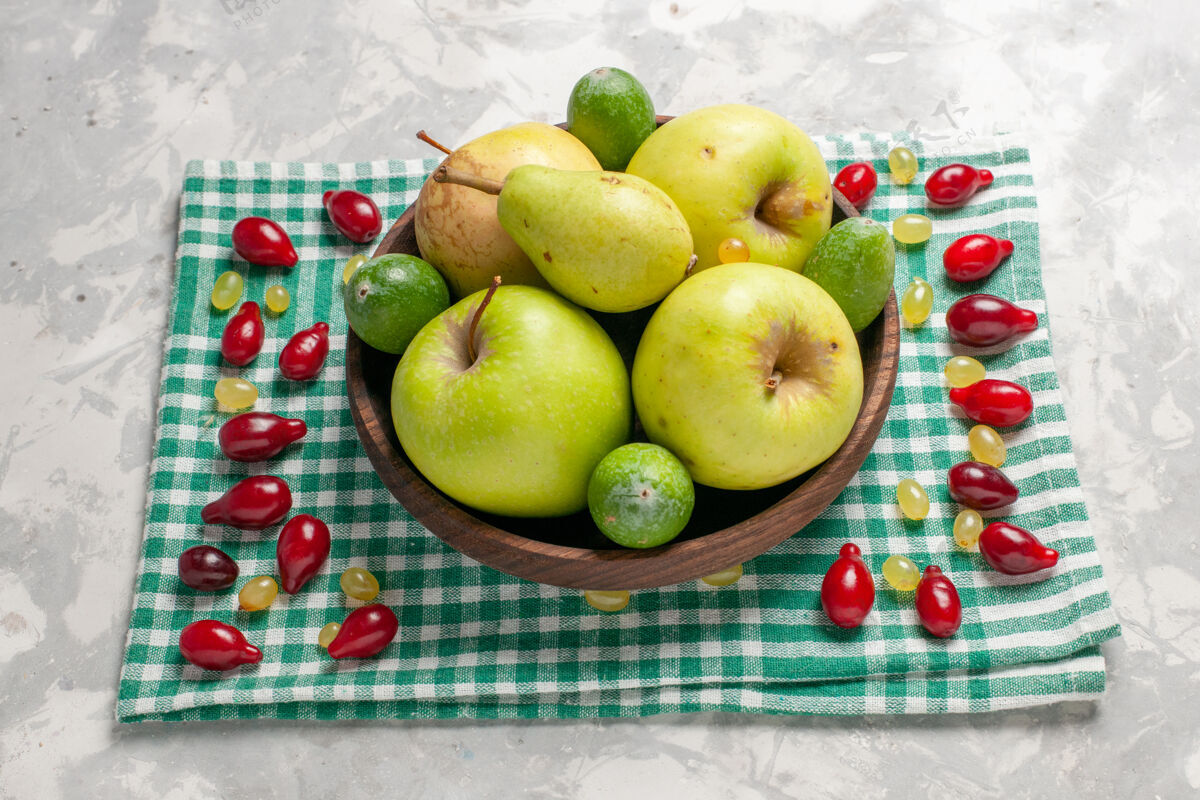 可食用水果正面是新鲜水果苹果梨和飞珠在一个白色的空间梨前树木