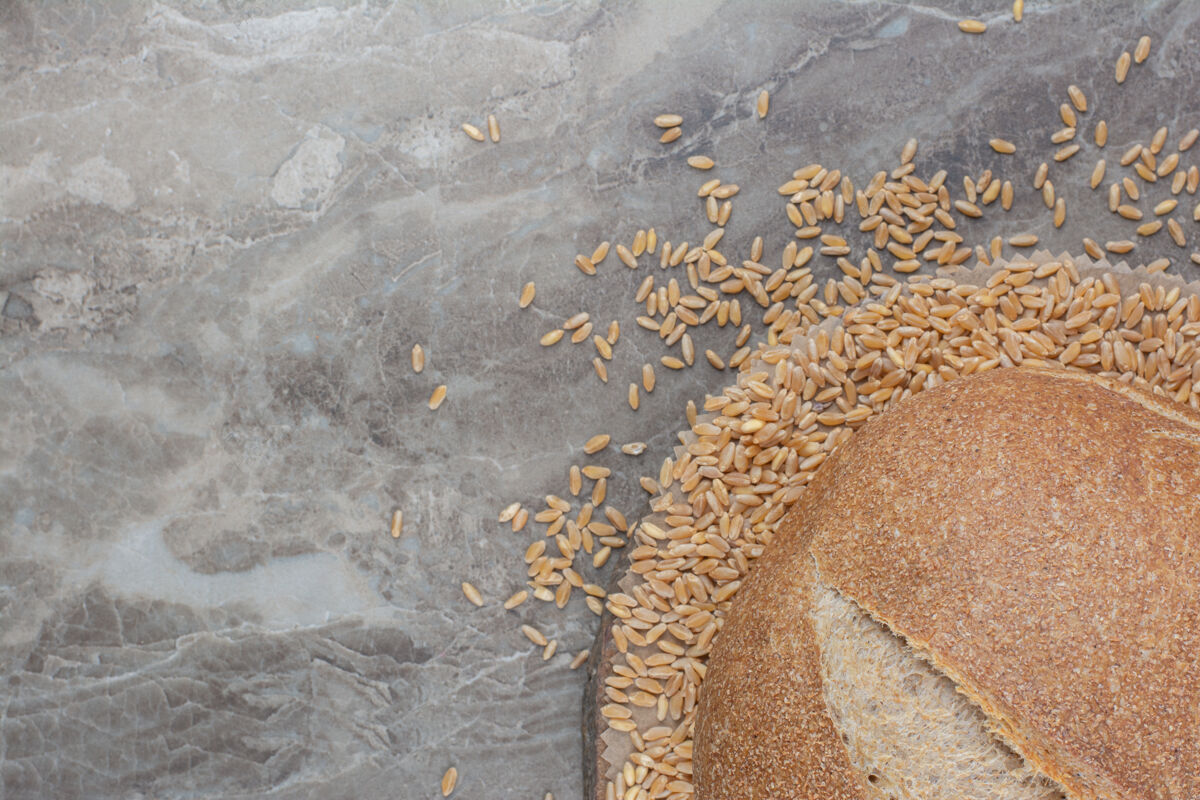 美味大理石表面有燕麦粒的新鲜面包面包面包燕麦