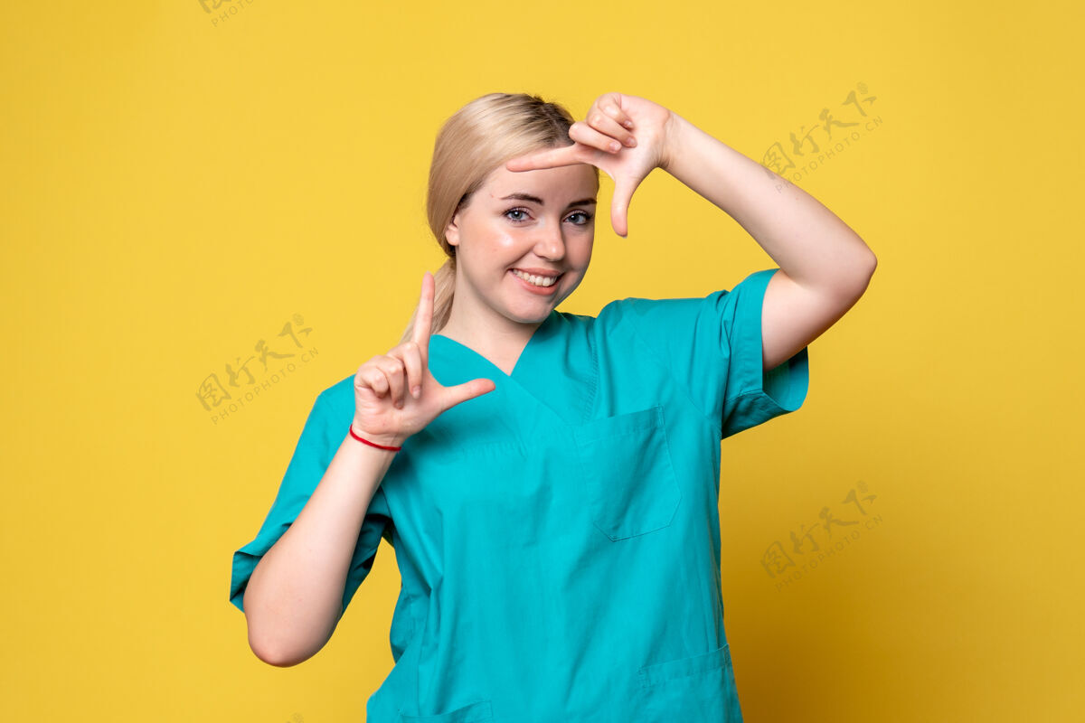 护士前视女医生穿着医疗衬衫微笑 护士医疗科维德情绪大流行女人女医生医学