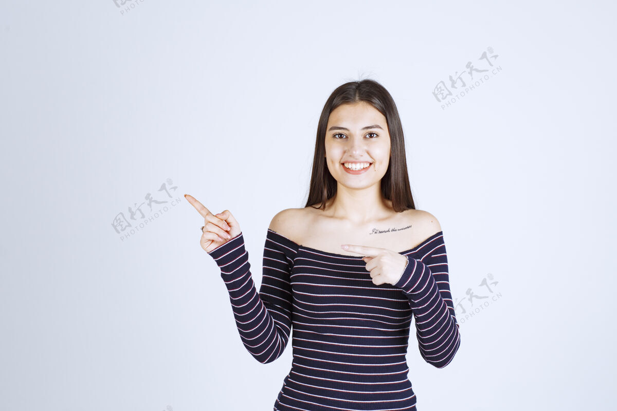 人体模型穿条纹衬衫的女孩指着旁边站立员工成人