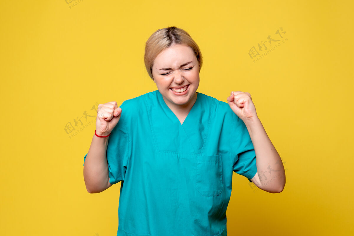 人前视图穿着医用衬衫的女医生 医护人员的情绪女性黄色女医生
