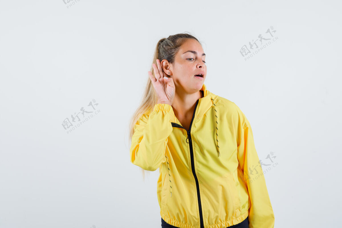 乐趣穿着黄色雨衣的年轻女子听到声音 看上去很小心头发肖像护理