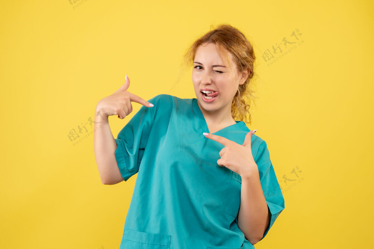 护士前视图身穿医疗衬衫的女医生 彩色健康covid-19医疗护士女性女士医学