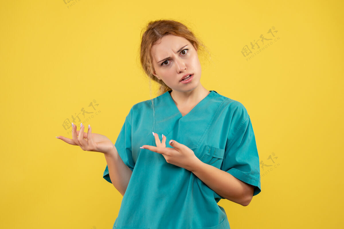 医疗前视图穿着医疗衬衫的女医生 健康医生 彩色医院护士黄色漂亮女医生